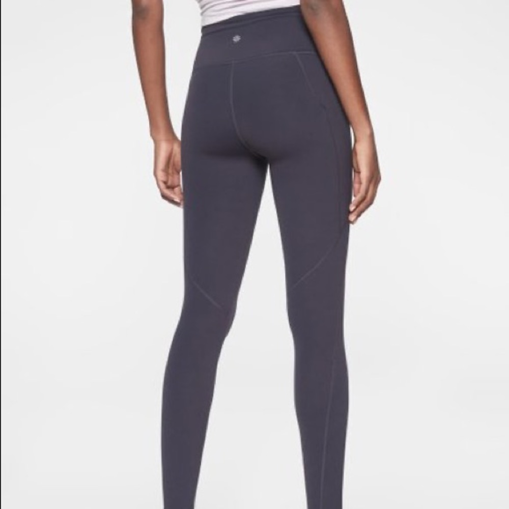 Athleta salutation stash pocket legging size medium petite